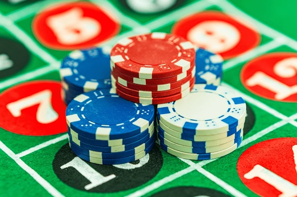 bagaimana-cctv-mendeteksi-gerak-mencurigakan-di-meja-game